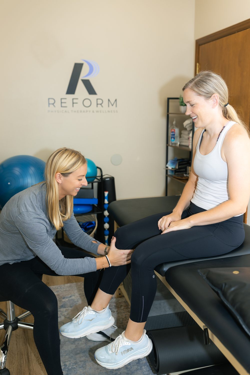 Dr. Dana LaPeze assessing a patient's knee at Reform Physical Therapy in Murfreesboro, TN